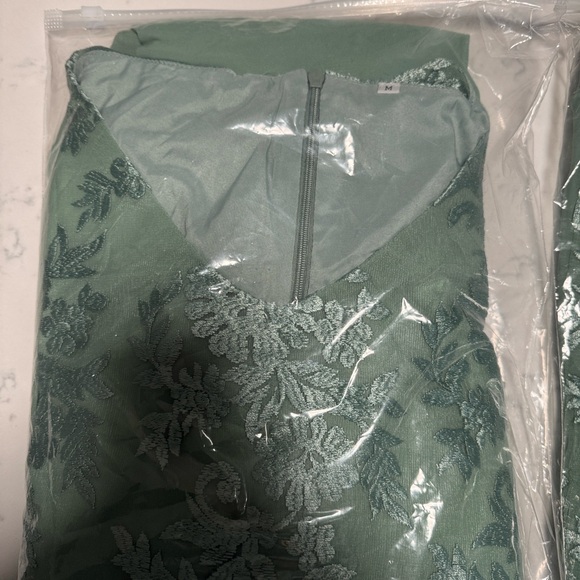 Elegant Green Maxi Dress with Lace Detail - Picture 3 of 3